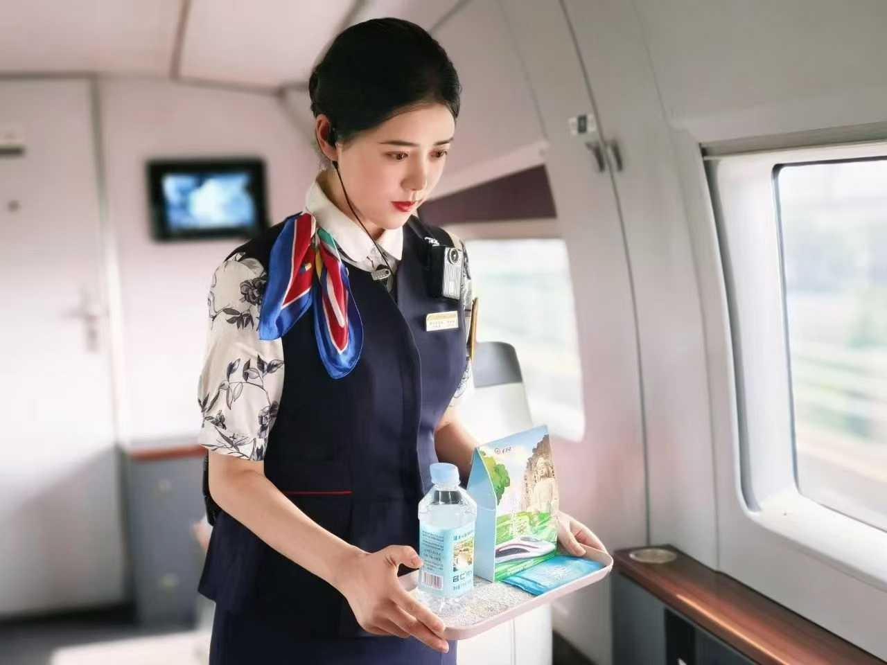 各地铁路部门全力保障元宵节前旅客运输 温情服务伴旅途