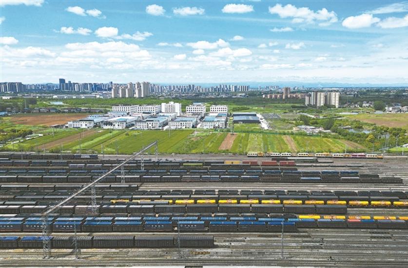 一列列货车整装待发